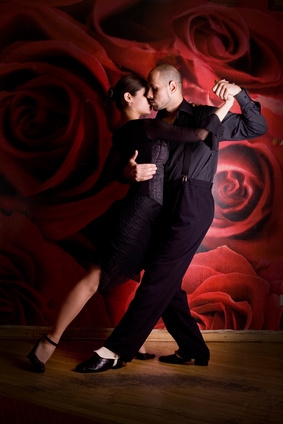 junges verliebtes Paar im Nachtclub tanzt Latino-Tanz